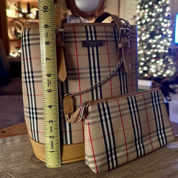 Iconic Designer Plaid Bucket Shoulder Bag with Attached Wallet Perfect NEW - Picture 10 of 16